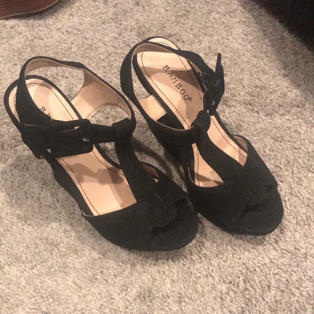 Black wedges